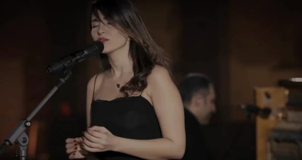 İran Mahkemesi Başörtüsüz Konser Veren Parastoo Ahmadi'nin Kırbaç Cezasını Onadı