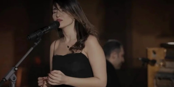 İran Mahkemesi Başörtüsüz Konser Veren Parastoo Ahmadi’nin Kırbaç Cezasını Onadı