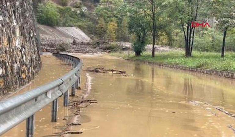 Geyve'de Sağanak Sonrası Heyelan Nedeniyle İki Mahallenin Bağlantı Yolu Kapandı
