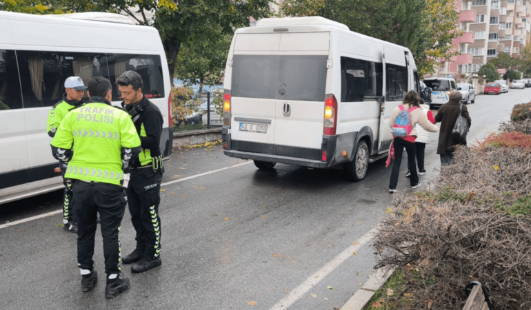 Kütahya'da Servisi Bırakıp Kaçan Ehliyetsiz Sürücüye ve Araç Sahibine Para Cezası